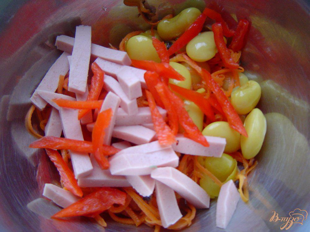 Салат с фасолью колбасой и корейской морковкой