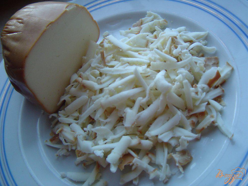 Копченый колбасный сыр рецепт. С копченым сыром. Блюда из копченого сыра. Салат с колбасным сыром. Копченый сыр на терке.