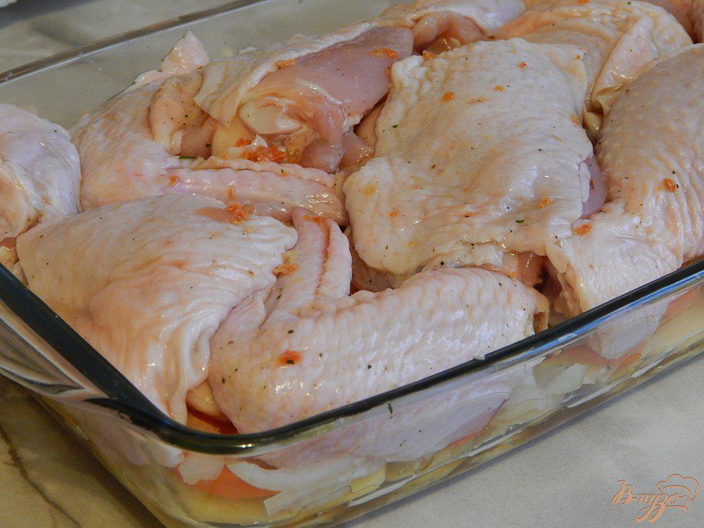 Сколько готовится кусочки курицы. Курица на овощной подушке. Курица на овощной подушке в духовке. Подушка курица. Подушка из овощей для курицы.