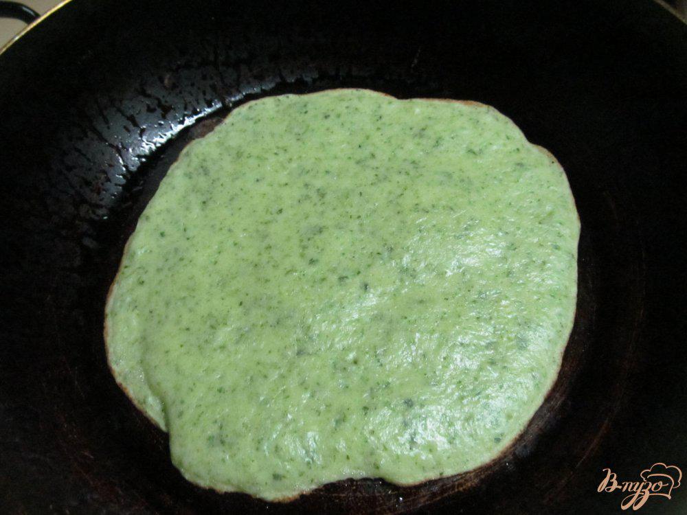 Тесто на блины на кефире с творогом на сковороде. Творожные блины. Творожные блинчики из творога. Блин на противне с творогом. Блины с начинкой из творога.