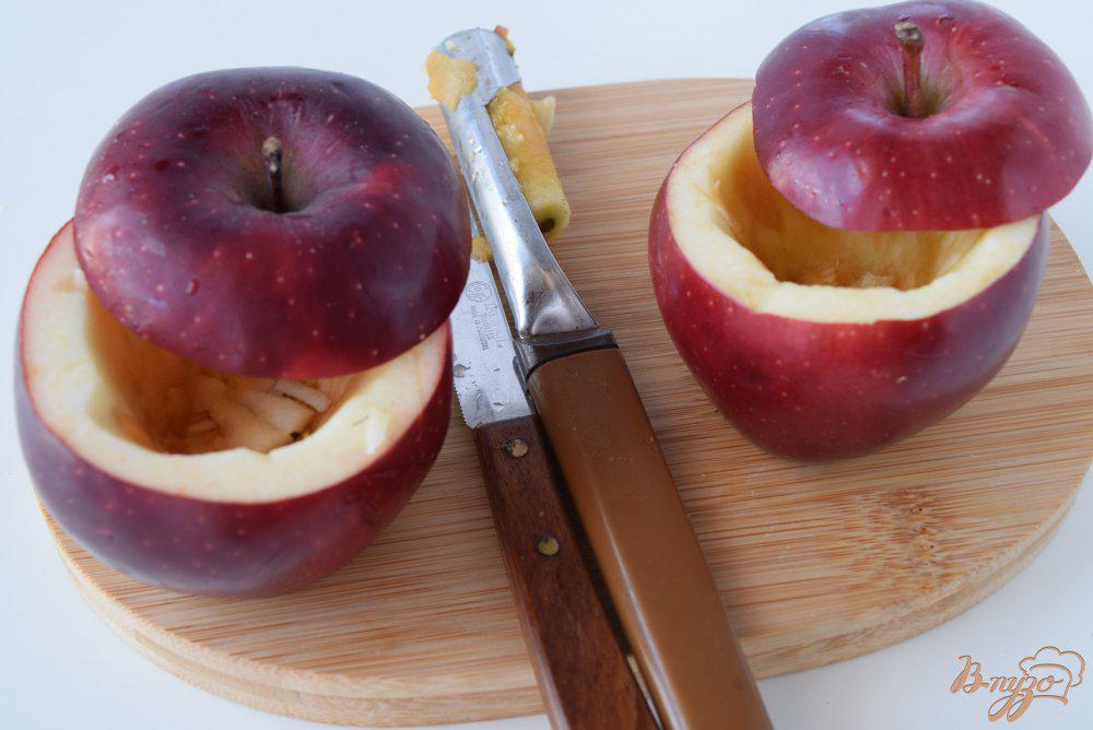 Перед обработкой из яблок иногда вырезают сердцевину. Вырезать сердцевину из яблок. Вырезать сердцевину яблока. Яблоко без сердцевины. Убирать сердцевину у яблок.