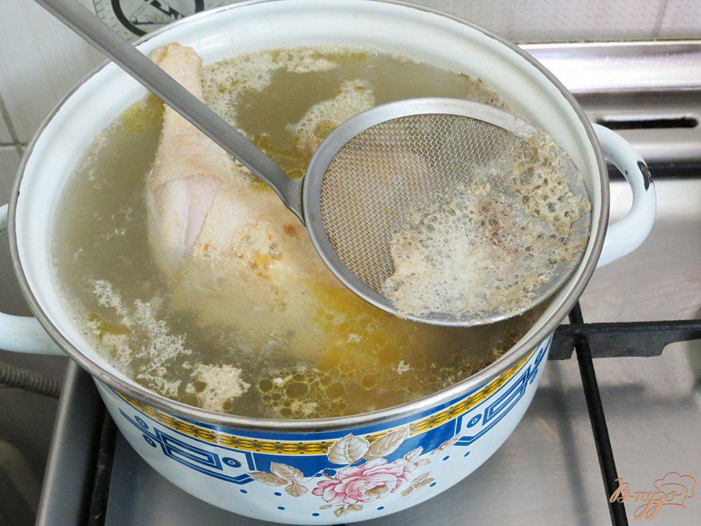 Сколько варить курицу для супа после. Пенка на бульоне. Курица варится. Варка бульона. Пенка в кастрюле с супом.