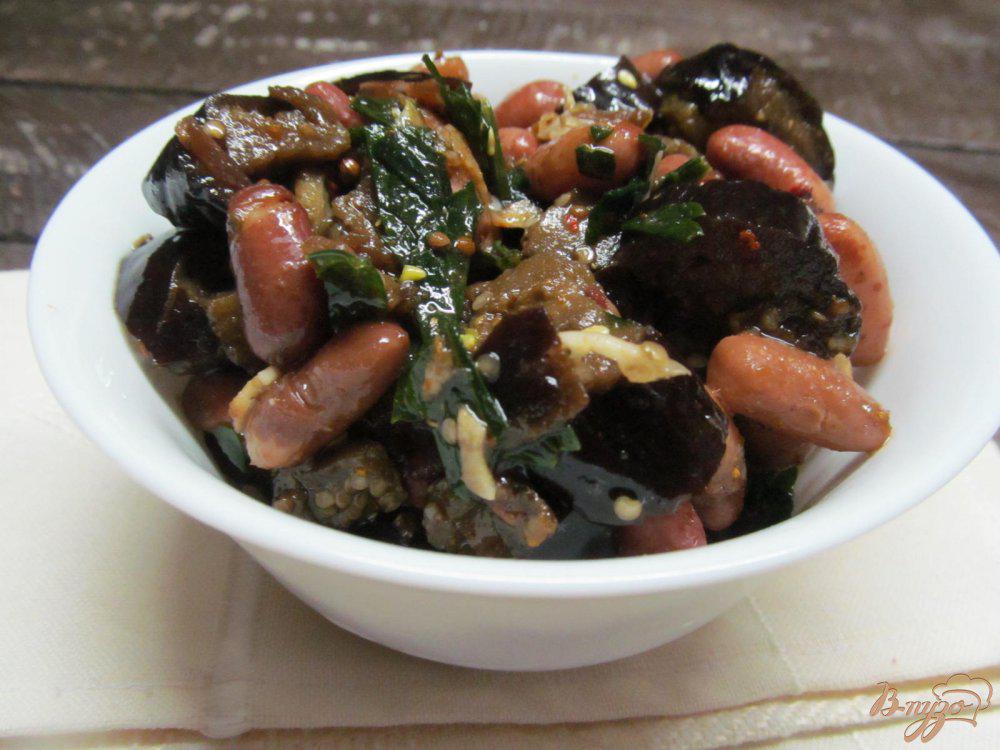 Фасоль тушеная с овощами. Салат фасоль баклажан помидор. Фасоль с баклажанами тушеная. Гарнир из красной фасоли баклажанами. Мясо с баклажанами и фасолью.