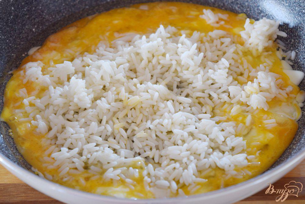 Простой рецепт риса на сковороде. Рис с яйцом. Рис с яйцом на сковороде. Яйца перемешанные с рисом. Рис с яйцом фото.
