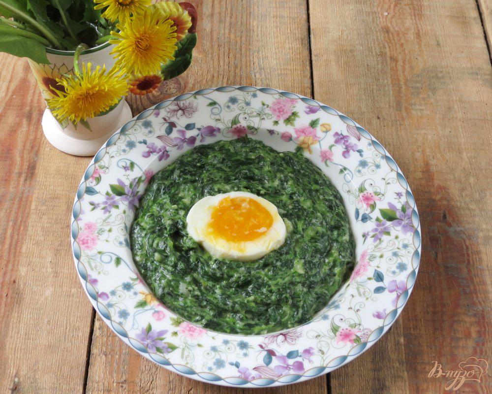 шпинат жареный с яйцом. шпинат с яйцом. шпинат с яйцом на сковороде. салат из шпината с яйцом. блюда яйца шпинат.