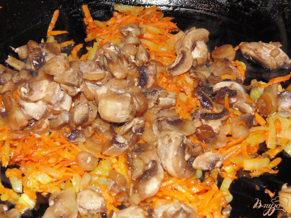Печень с грибами и морковью. Шампиньоны жареные на сковороде с луком и морковью. Грибы жареные с луком и морковью на сковороде. Жареные грибы с луком и морковью. Пассерованные грибы с луком и морковью.
