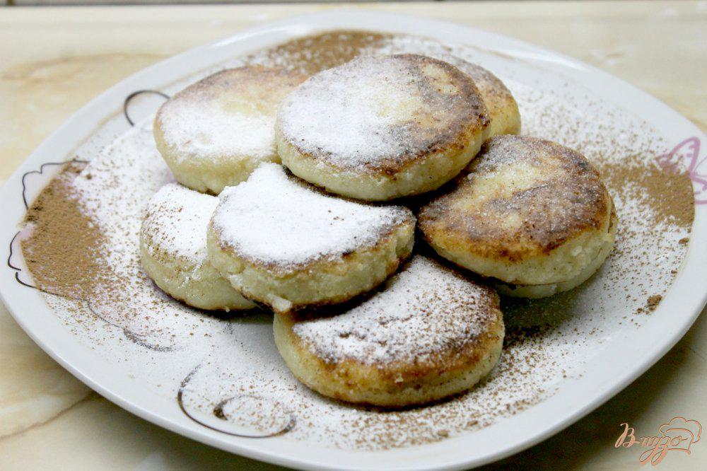 Сырники с манной крупой. Сырники с сахарной пудрой. Печенье из манной каши. Творожники посыпанные. Сырники с манной крупы.