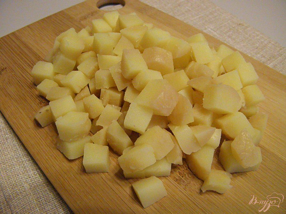 Нарезка ломтиками картофель. Картошка нарезанная кубиками. Картофель порезать кубиками. Картошка нарезанная ломтиками. Мелкие кубики картофеля.