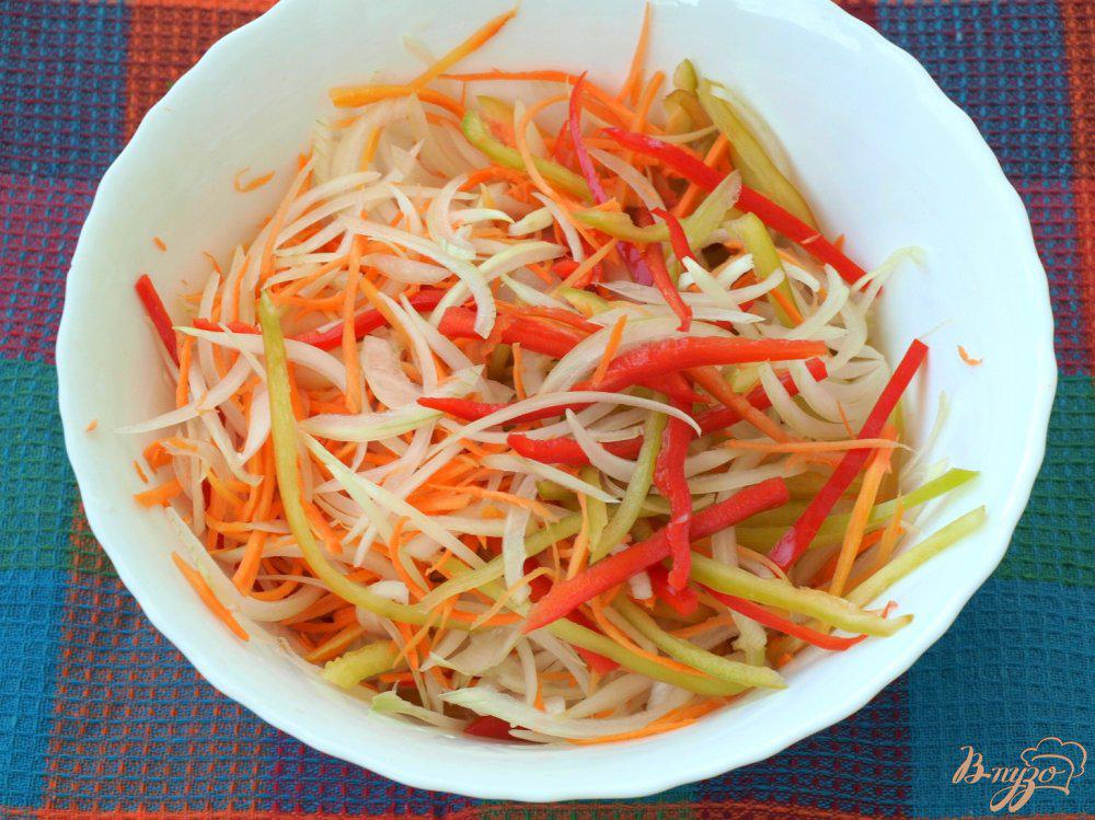 Капуста морковь сладкий перец. Салат соломкой овощи. Салат соломкой с перцем болгарским. Салат из перца и моркови. Овощи по корейски.