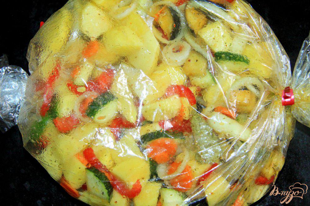 Запечь овощи в пакете. Овощи в рукаве. Овощи в рукаве для запекания. Овощи в рукаве в духовке. Картошка с овощами в рукаве в духовке.