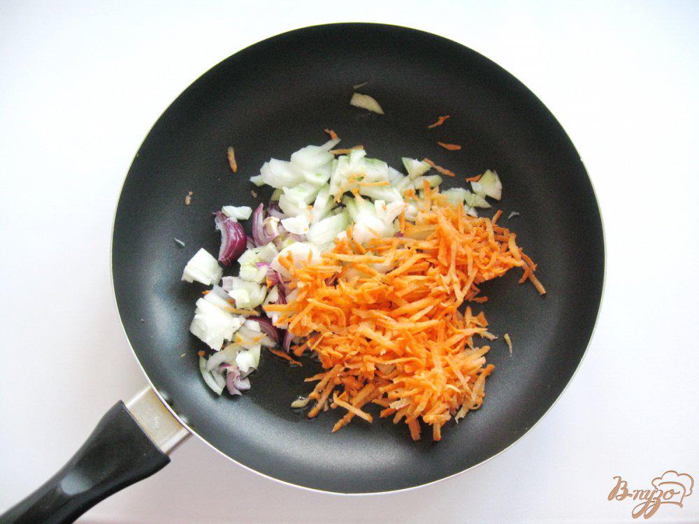 тушеная капуста с копченой колбасой на сковороде