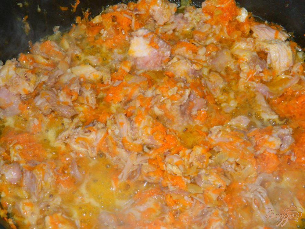 Замороженные овощи с фаршем на сковороде тушить. Морковь тушить в сковороде. Как тушить морковь в сковороде. Мясо как тушить с морковкой вместе.