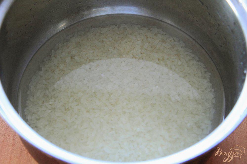 Какой водой заливают рис холодной или горячей. Рисовая каша в кастрюле. Заливаем рис водой. Рис в кастрюле с водой. Рассыпчатые и полувязкие каши.