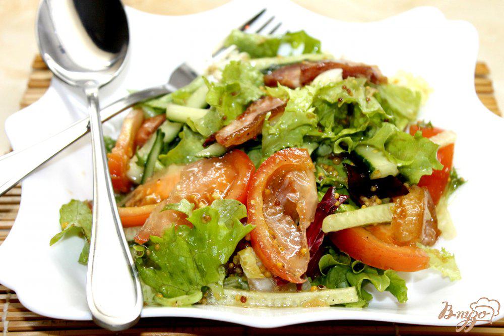 Теплый салат с картошкой и солеными огурцами и беконом