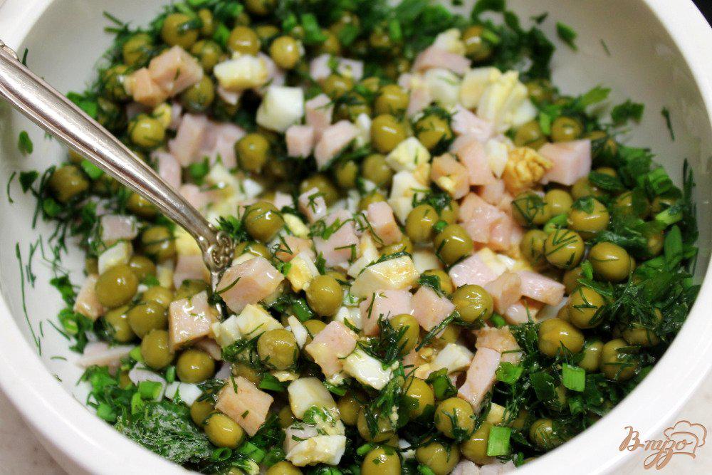 Горошек зеленый свежий рецепт. Салат с зелёным горошком. Салат из зеленого горошка. Салат из зеленого горошк. Салат с зелёным горошком луком.