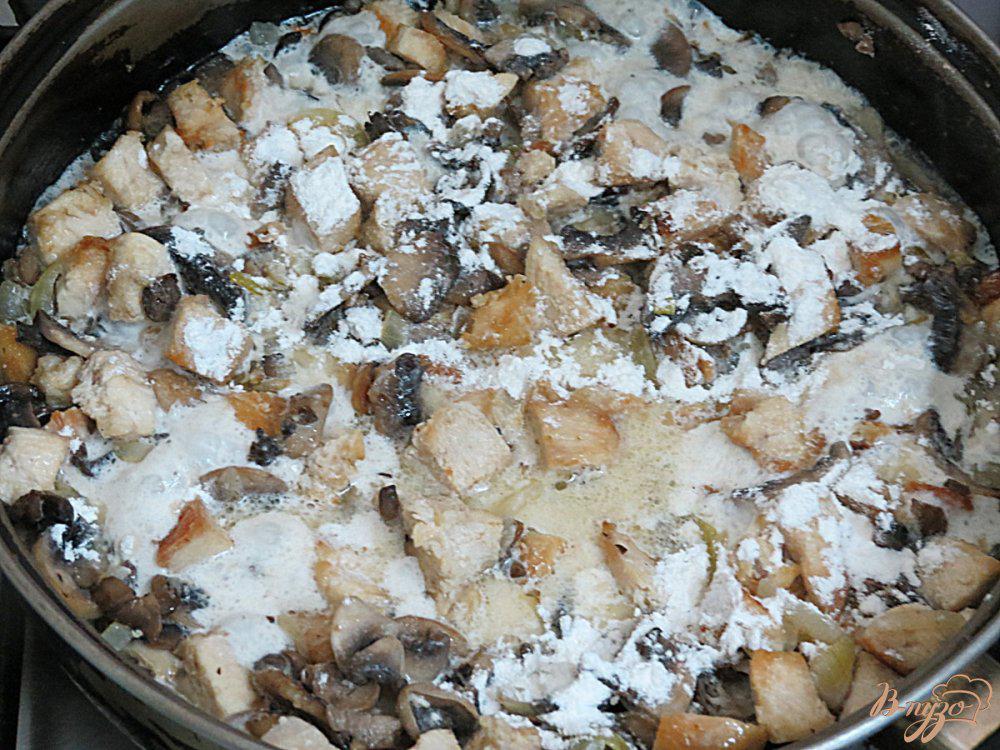 Жульен на сковороде с грибами и сливками