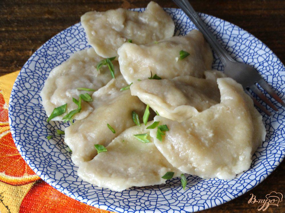 Вареники с картошкой и капустой квашеной рецепт. Вареники с картошкой и капустой. Украинские вареники с капустой. Украинские вареники с картошкой. Пельмени с картошкой украинские.