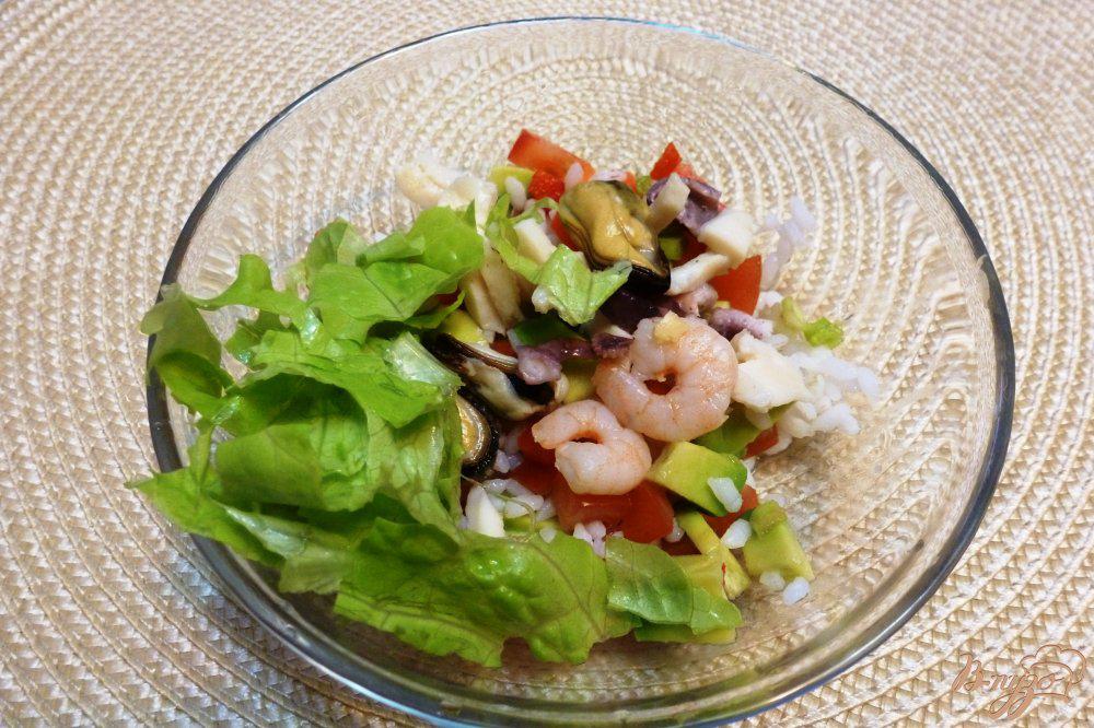 Вкусный салат с морским коктейлем. Салат с морским коктейлем и авокадо. Салат с морским коктейлем и листьями салата. Морской коктейль на листьях салата. Салат с морским коктейлем в масле.
