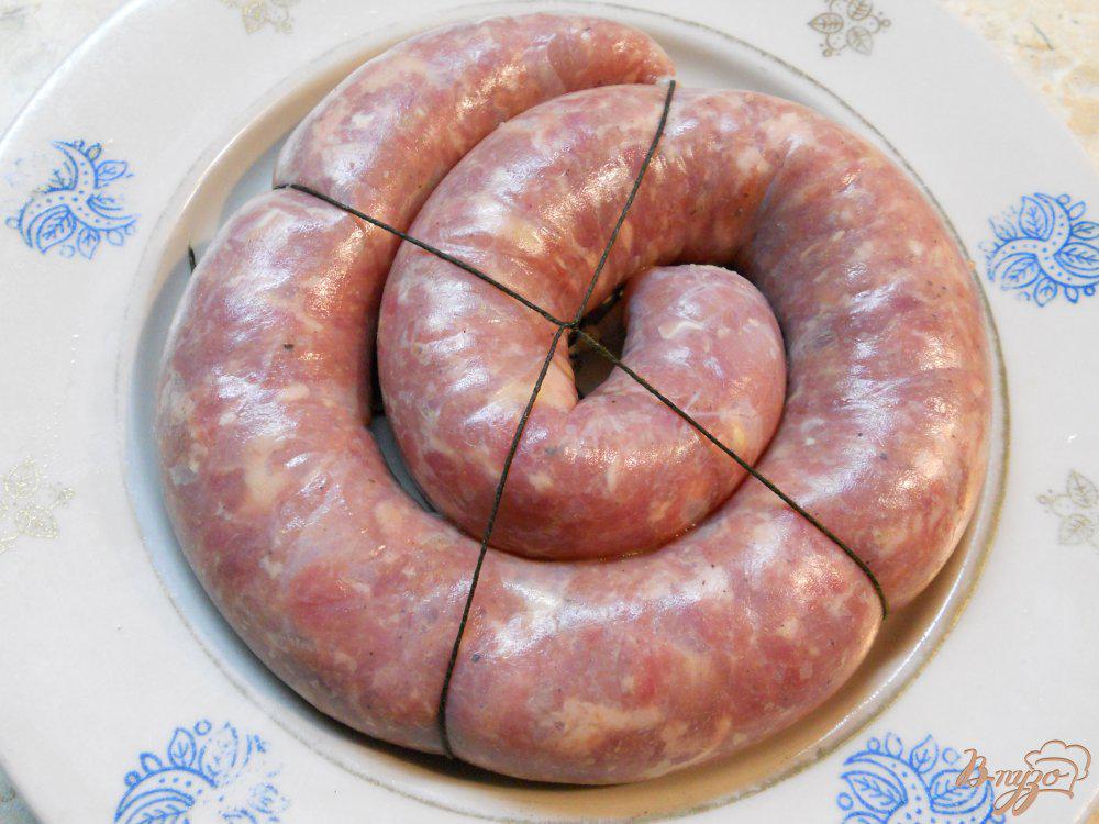 Домашнюю колбасу из фарша в кишках. Колбаса свиная домашняя. Куриные колбаски в домашних. Колбаски из фарша. Как завязать домашнюю колбасу.