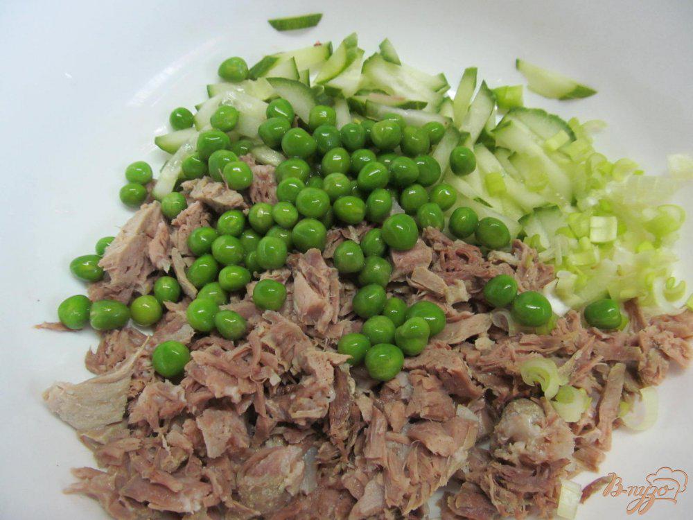 Делать салат деревенский из лука маринованного и свинины вареной