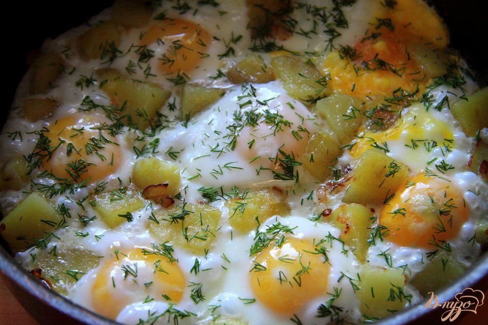 Рецепт картошки с яйцом в духовке. Картошка с яйцом. Картошка с яйцом и сыром. Вареная картошка с яйцами. Картофель запеченный с яйцом.