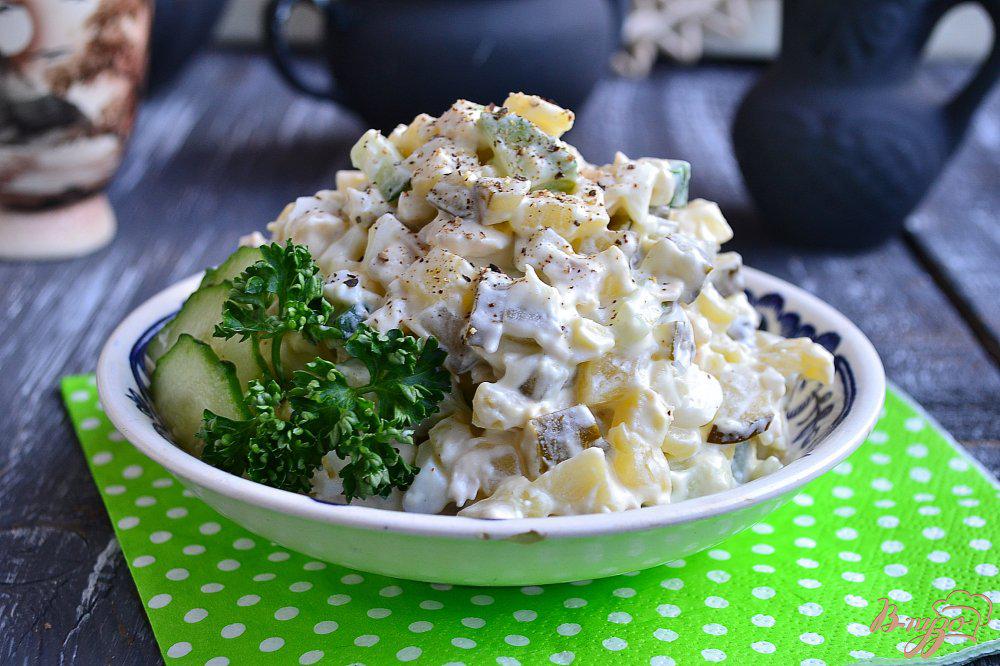 Салат с картошкой огурцом и яйцом. Салат с курицей и солеными огурчиками. Салат с куриной грудкой и маринованными огурцами. Салат с печенью картошкой и солеными огурцами. Салат огурец яйцо горошек.