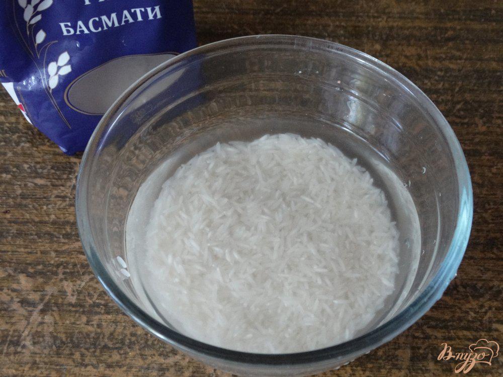 Рис замоченный в воде. Вымоченный рис. Пропорции риса басмати и воды. Пропорции риса круглозерного и воды. Замачивание риса в воде