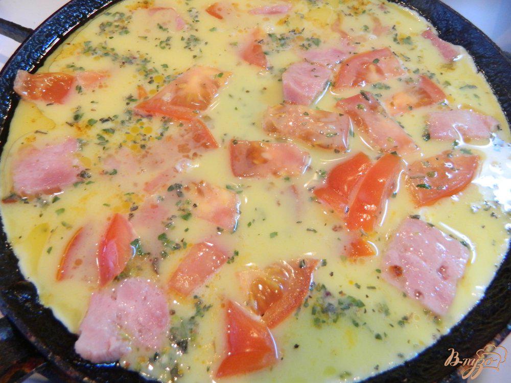 Яичница с помидорами и колбасой. Яичница с колбасой и сыром. Яичница с помидорами и колбасой и сыром. Омлет с колбасой и помидорами. Как приготовить яйца с колбасой на сковороде