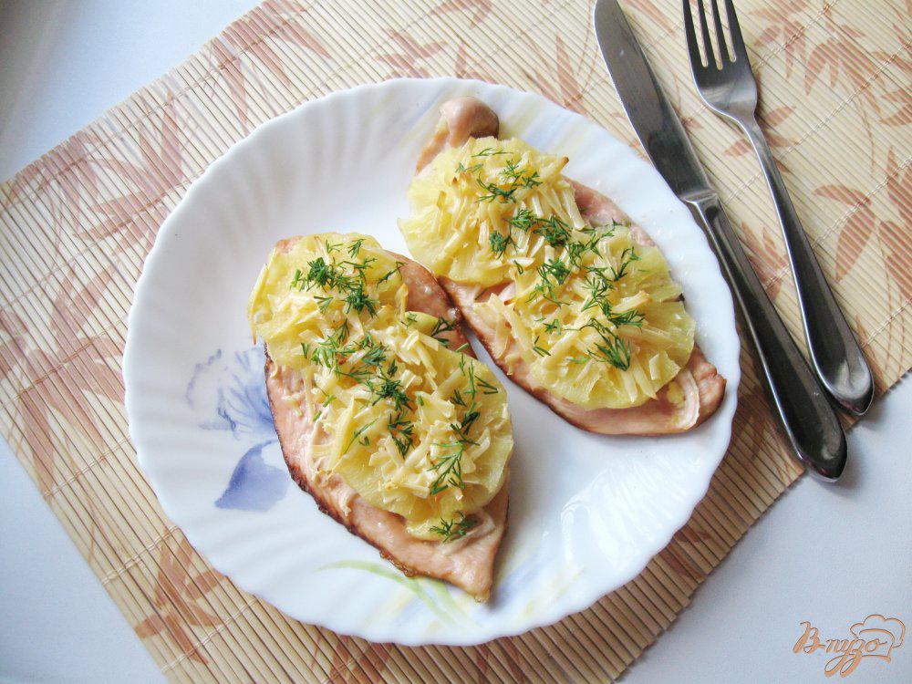 Отбивные с ананасом. Куриные отбивные с ананасом. Куриные отбивные с ананасом и сыром. Куриная отбивная с ананасом и сыром. Отбивные из куриного филе с ананасом.