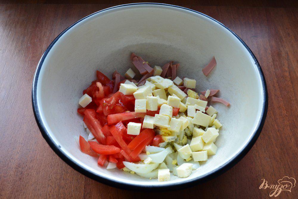 Салат с брынзы с кукурузой и колбасой