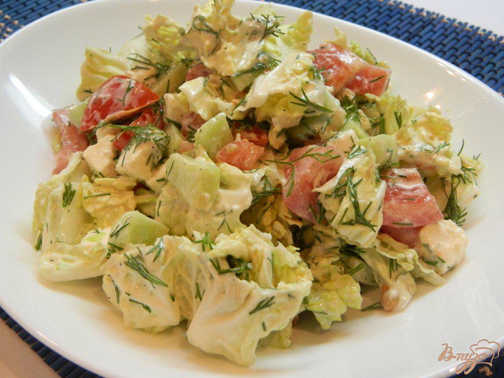 Салат из пекинской капусты с оливками и сыром. Салат с брынзой и сухариками. Салат с пекинской капустой и брынзой. Греческий салат с пекинской капустой и брынзой. Салат с брынзой оливками пекинской капустой.