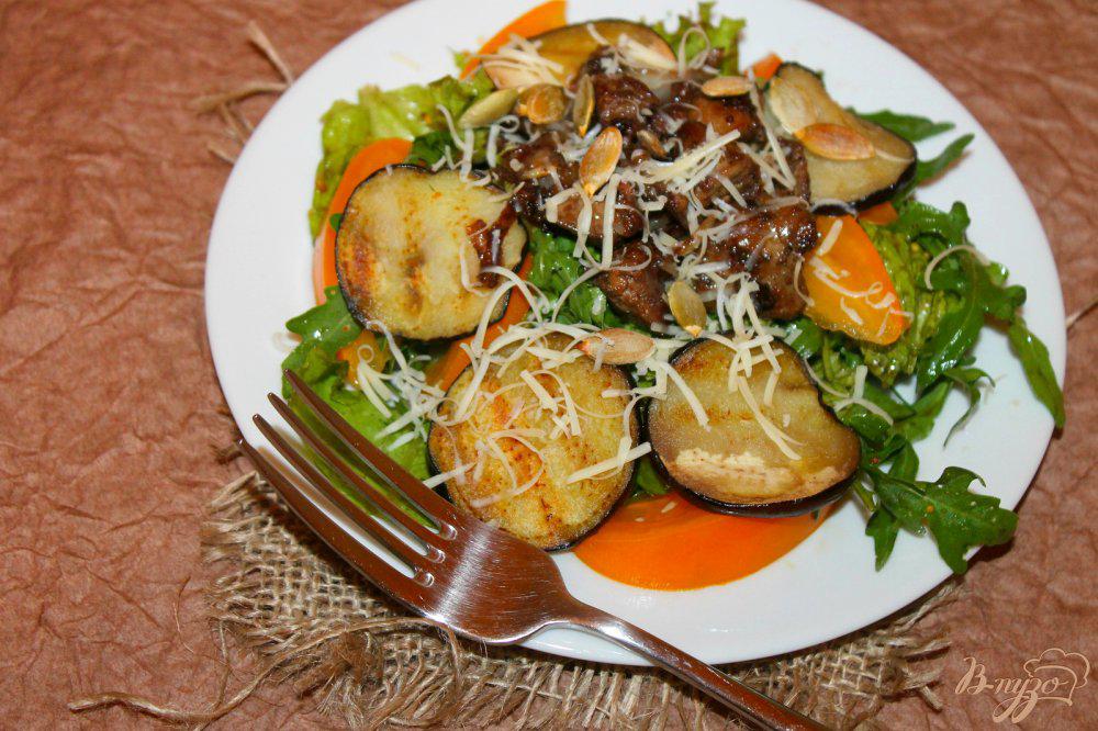 Горячий салат с куриной печенью и баклажанами