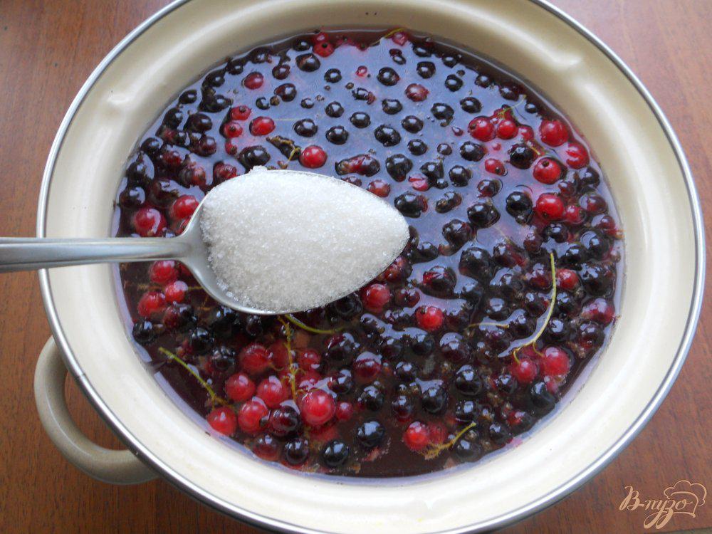 кастрюля с ягодами. компот из смородины в кастрюле. черная смородина в кастрюле. компот из чёрной смородины в кастрюле. компот из черешни в мультиварке.