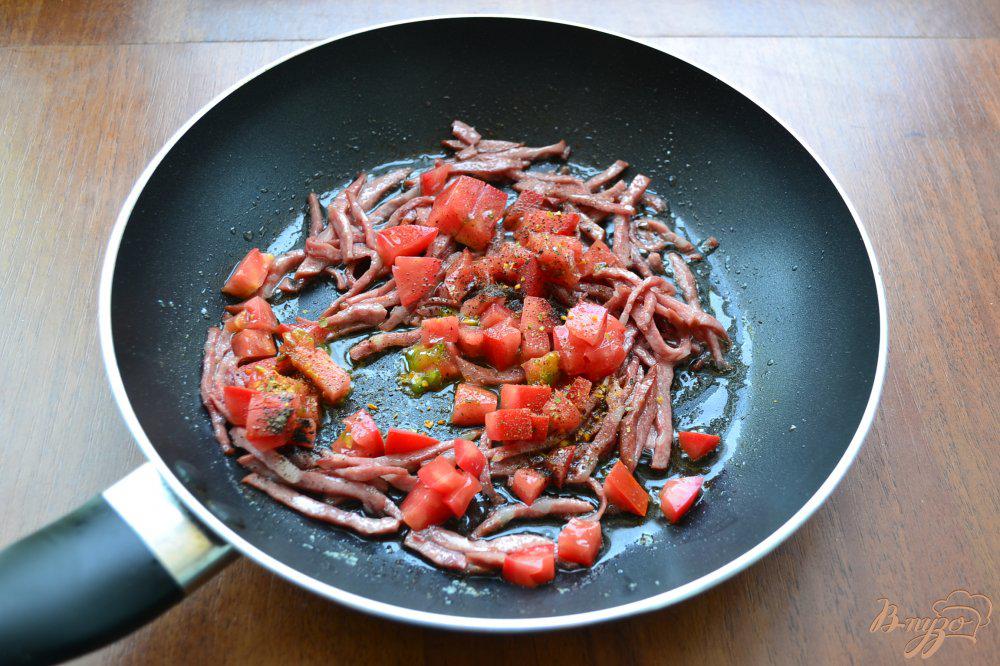 Лапша с томатами. Лапша с помидорами. Лапша с помидорами и яйцом. Рецепт жареной колбасы с помидорами.