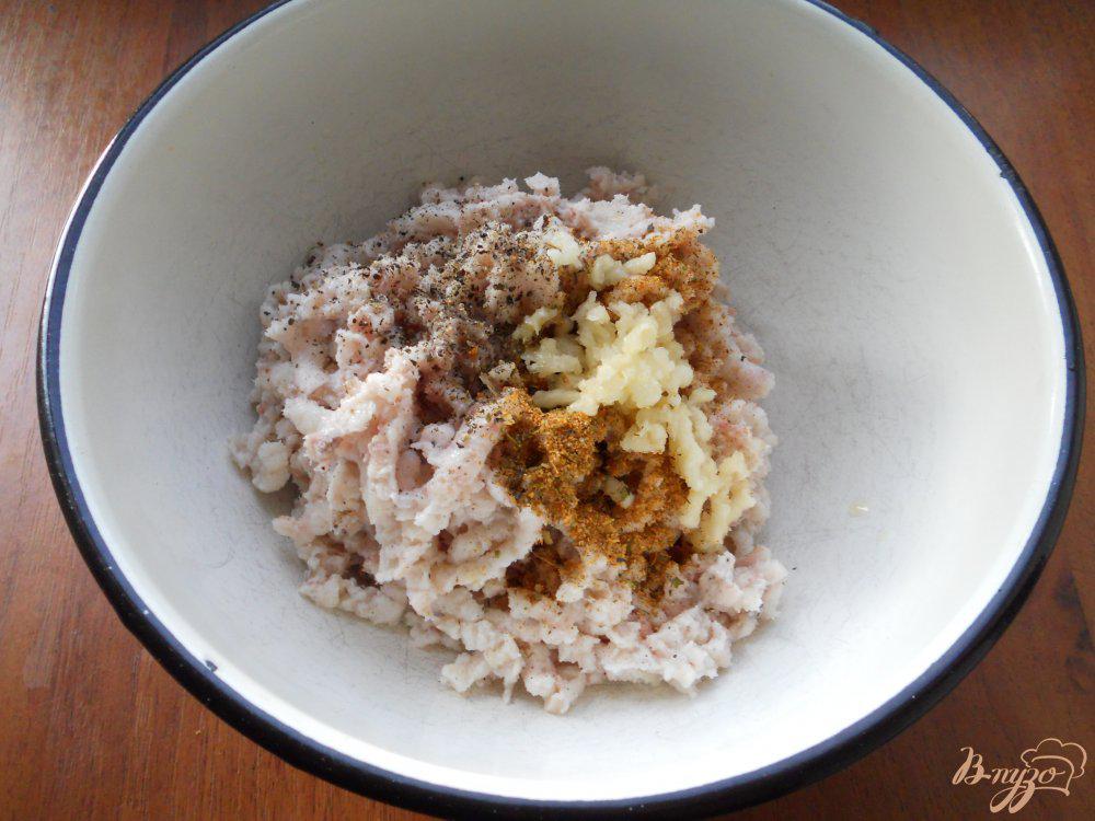 Приготовление намазки из сала. Намазка из сала с чесноком. Намазки из шпика на мясорубке. Закуска из сала с чесноком через мясорубку. Намазка из сала и чеснока рецепт приготовления.