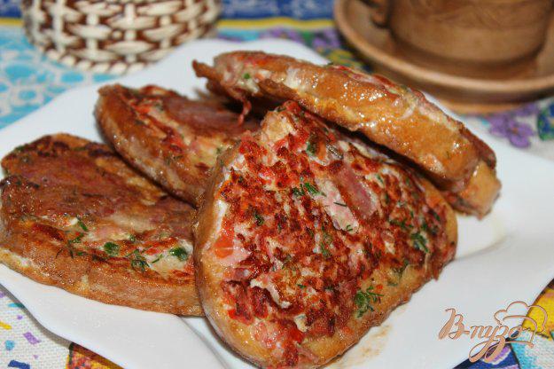 Гренки с тертой колбасой, яйцом и помидором на завтрак