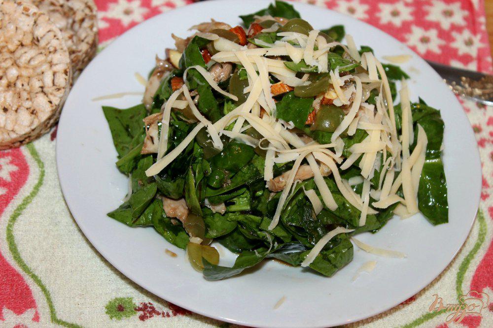 Салат с фасолью и курицей и сыром и виноградом