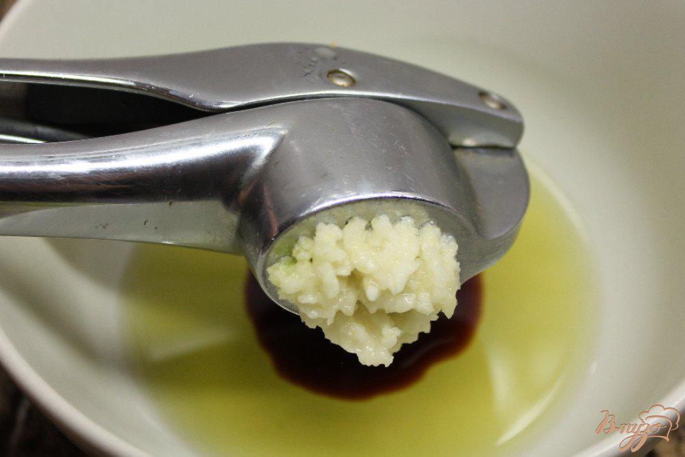 Выдавливаем чеснок через пресс. Чеснок измельчают. Выдавливаем чеснок через пресс. Как пропустить чеснок через пресс. Пропустите чеснок через пресс.