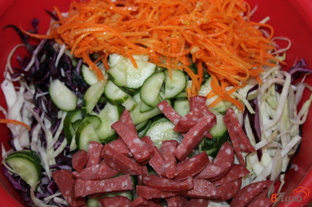 Копченая колбаса фасоль огурец. Салат с корейской морковкой и колбасой. Салат с корейской морковкой и копченой колбасой. Салатик с корейской морковкой и колбасой. Салат с корейской морковью и колбасой.