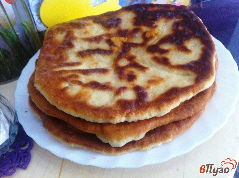Лепёшки на воде и муке на сковороде. Лепёшки на кефире с луком. Лепешки на кефире с сыром и луком. Лепешки на кефире с сыром и луком. Лепешка с сыром и зеленым луком на сковороде.