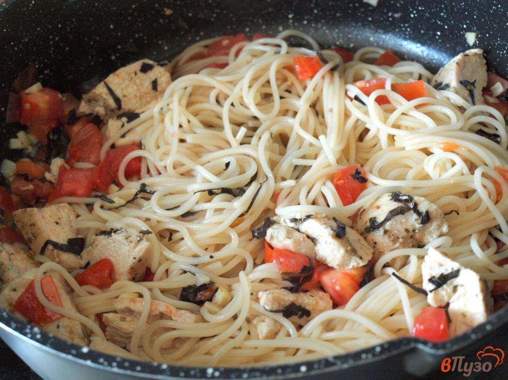 Спагетти с фетаксой и помидорами. Спагетти с курицей и помидорами. Спагетти с помидорами на сковороде. Спагетти с курицей помидорами на сковороде. Макароны с помидорами и фетаксой
