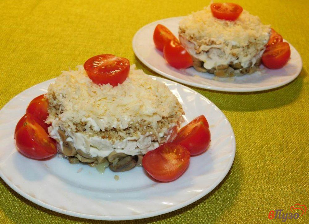 Салат из куры с шампиньонами слоями. Салат с курицей грибами и грецкими орехами. Салат с курицей шампиньонами и грецким орехом. Салат с грецкими орехами и курицей. Слоеный салат курицей и грецким орехом.