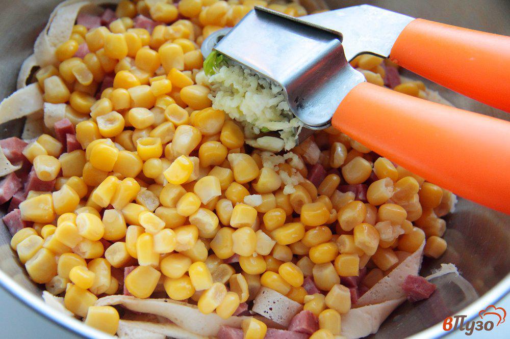 салат с яичными блинчиками и колбасой. салат с сардельками кукурузой и блинчиками. салат с кукурузой яичными блинами и колбасой. салат с кукурузой яичными блинами и колбасой. салат с яичным с колбасой и кукурузой.