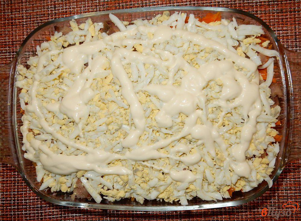 сельдь под шубой со скумбрией копченой. шуба с копченой селедкой. салат селедка красивая подача. селедка скумбрия салат. сельдь под шубой лазерсон.