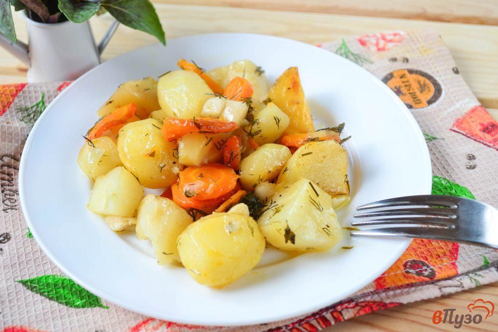 Картофель в духовке с луком морковью и чесноком. Картофель запеченный с морковью в духовке. Тюлечка с картошечкой фото.