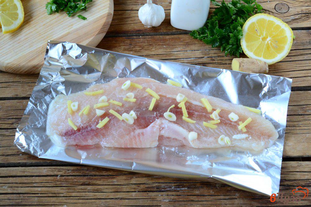 Минтай в духовке в фольге с овощами. Рецепт филе минтая в фольге. Рецепт филе минтая в фольге. Треска с картофелем в фольге. Рецепт филе минтая в фольге.