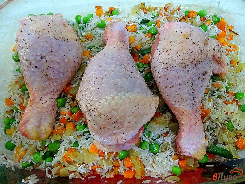 Куриная голень с рисом в духовке рецепт. Голень с рисом. Ножка курицы с рисом. Куриные ножки в духовке с рисом морковкой в пакете. Куриная голень на пару с рисом.