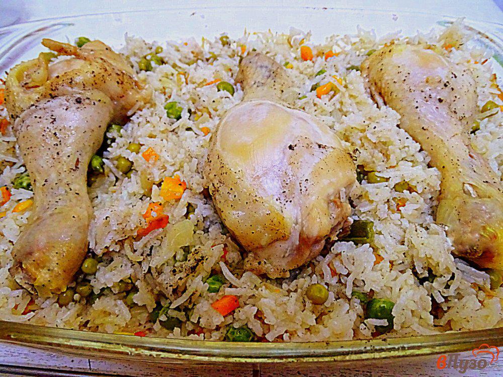 Куриная голень с рисом в духовке рецепт. Рис с куриными ножками. Куриные голени с рисом. Рис с голенью в духовке. Куриные ножки с рисом в духовке.