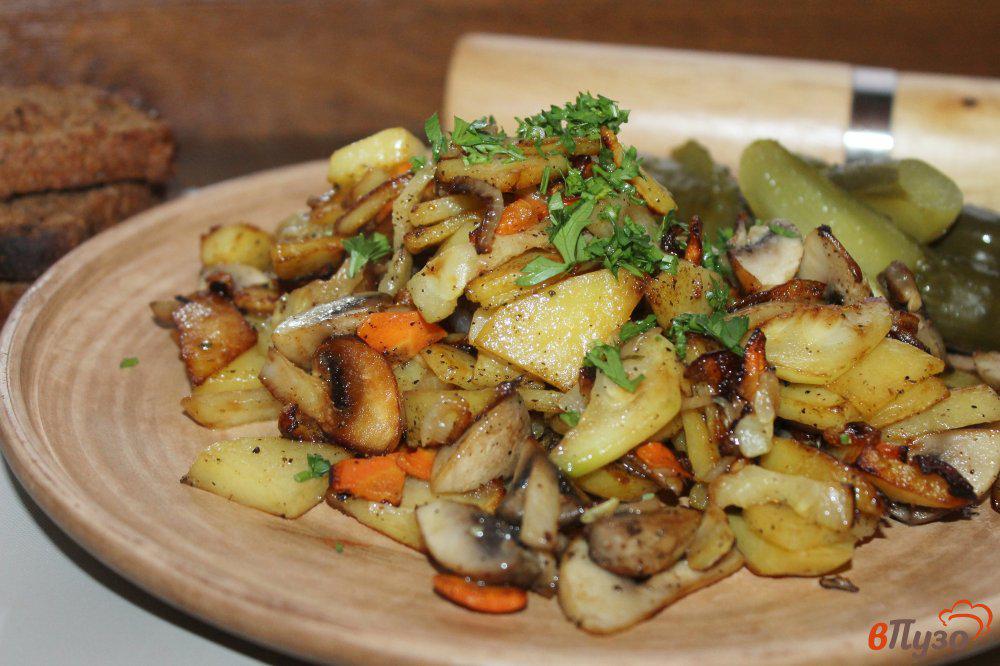 Жареная картошка с кабачком грибами. Жареные кабачки с картошкой. Грибы картошка кабачок. Жаркое с кабачками и картошкой. Свинина картошка кабачки