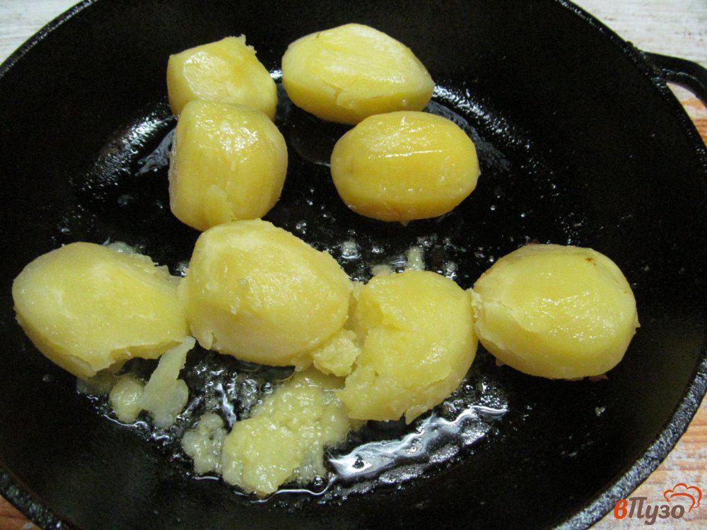 Картошка на сливочном масле на сковороде. Картошка со сливочным сыром на сковороде.